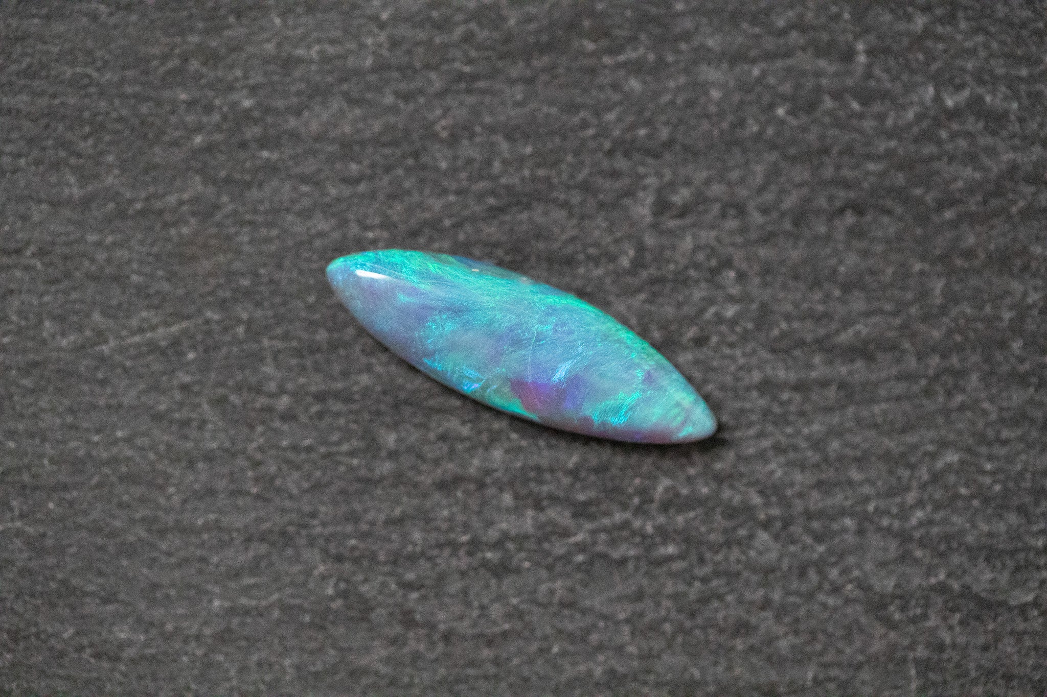 Schwarzopal in Navetten form