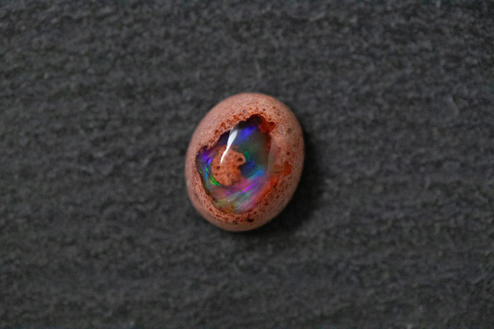 Feueropal, oval, blau, grün, rot und violett