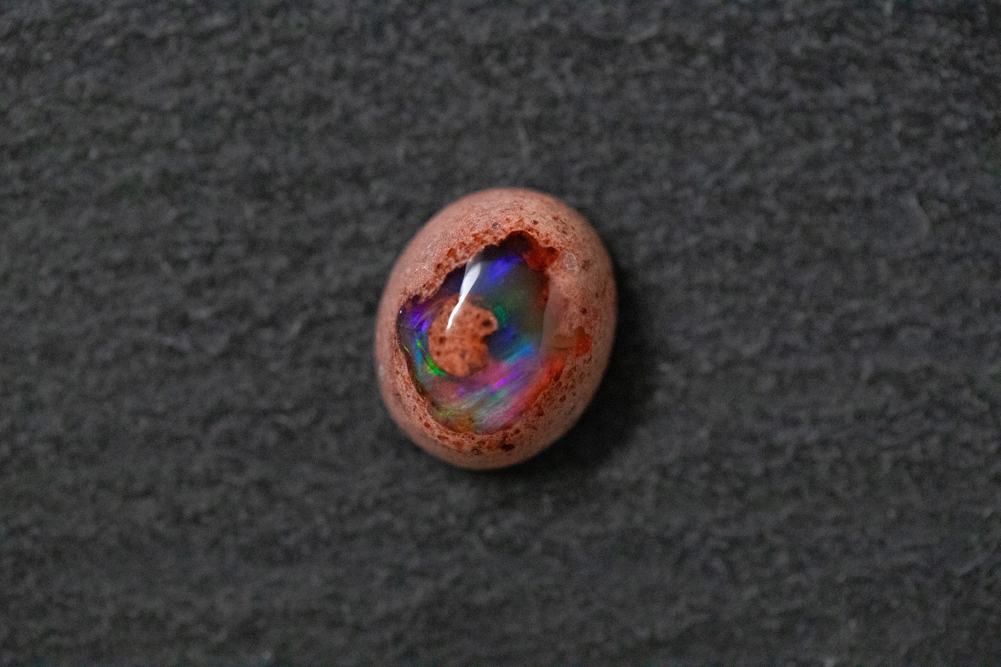 Feueropal, oval, blau, grün, rot und violett