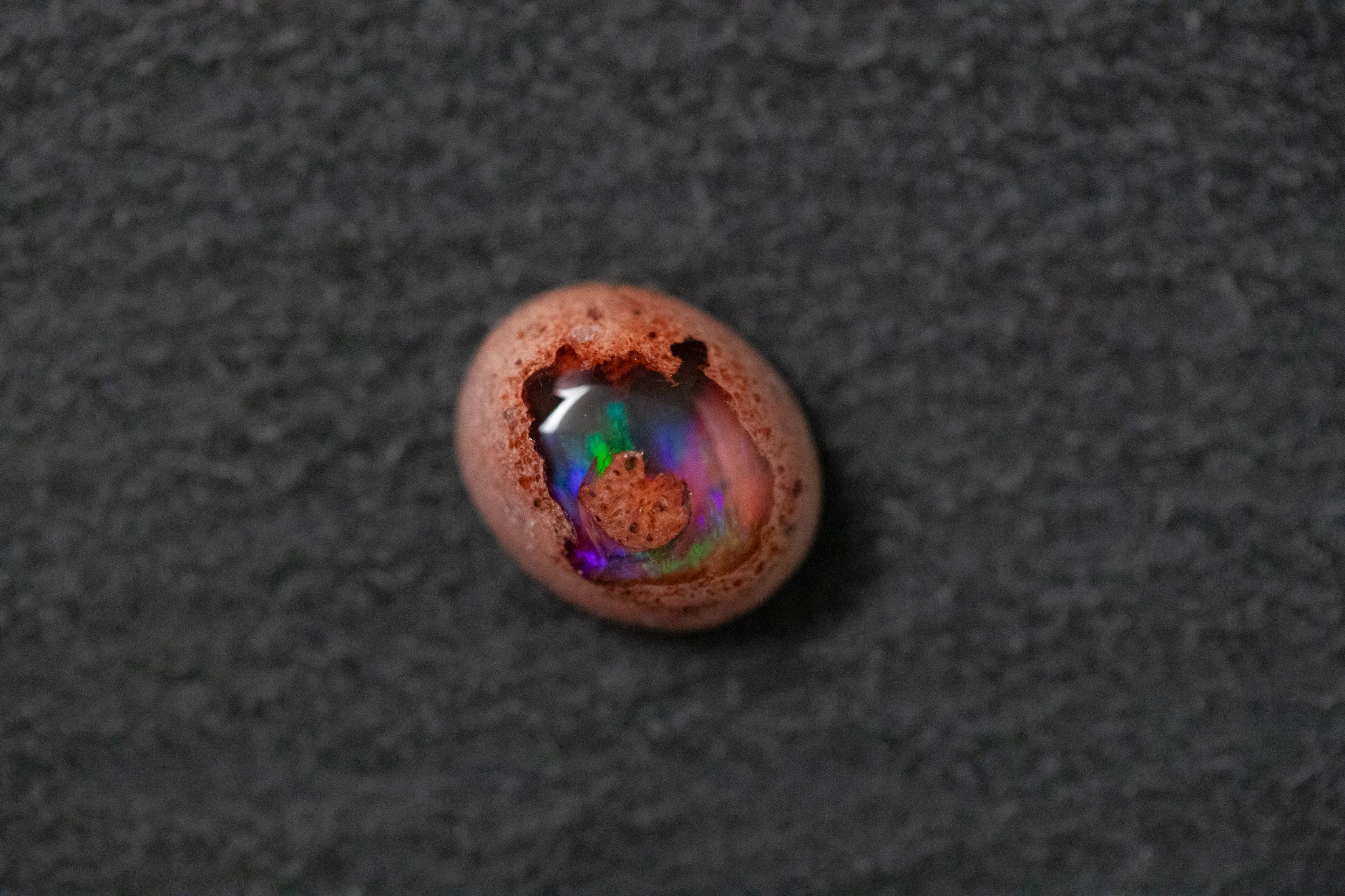 Feueropal, oval, blau, grün, rot und violett