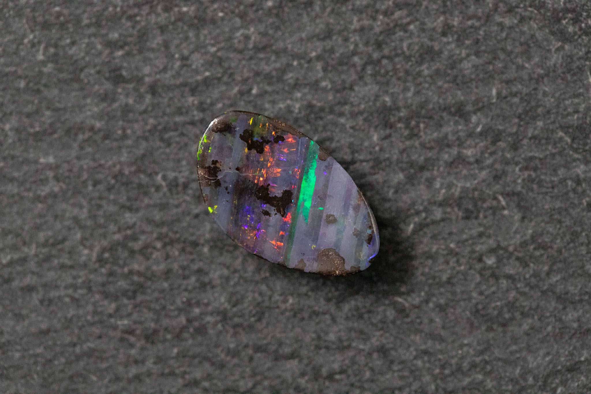 Boulderopal, Fantasieform, blau, grün, rot