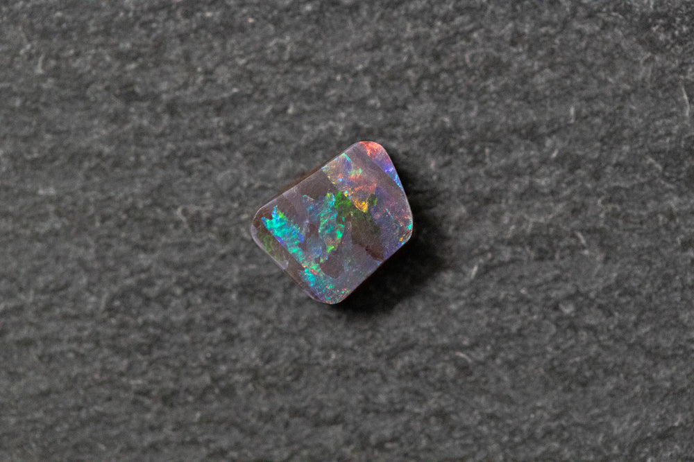 Boulderopal, Fantasieform, rot, blau, grün