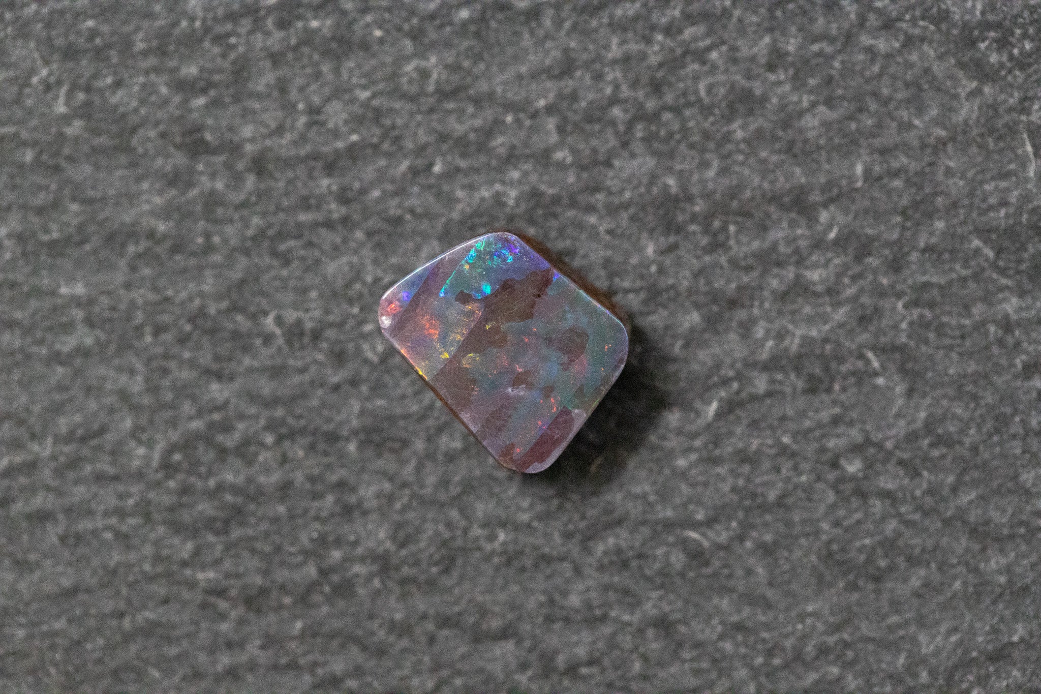 Boulderopal, Fantasieform, rot, blau, grün