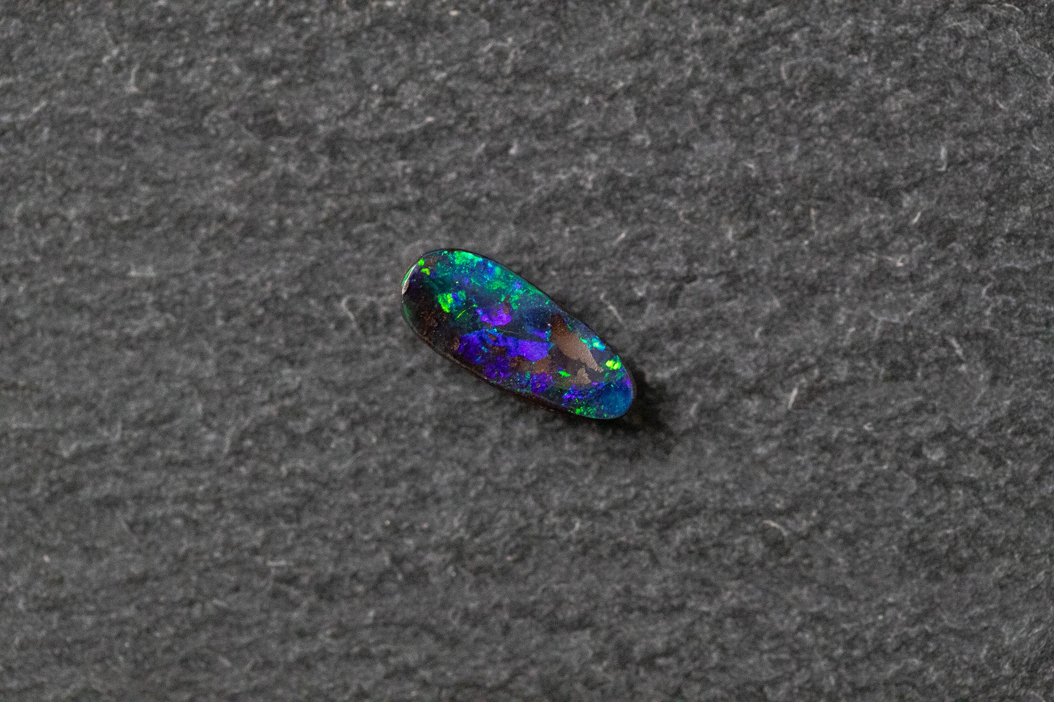 Schwarzopal, Fantasieform, blau, grün