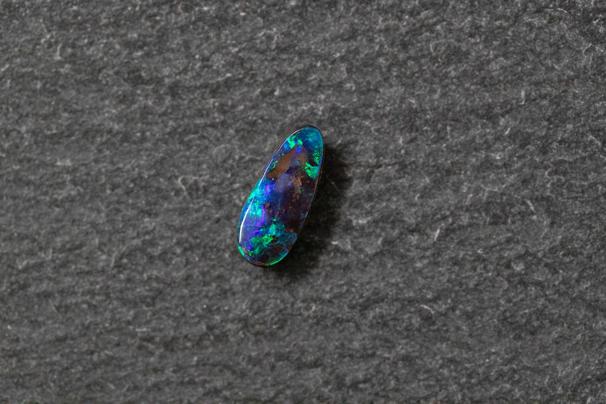 Schwarzopal, Fantasieform, blau, grün