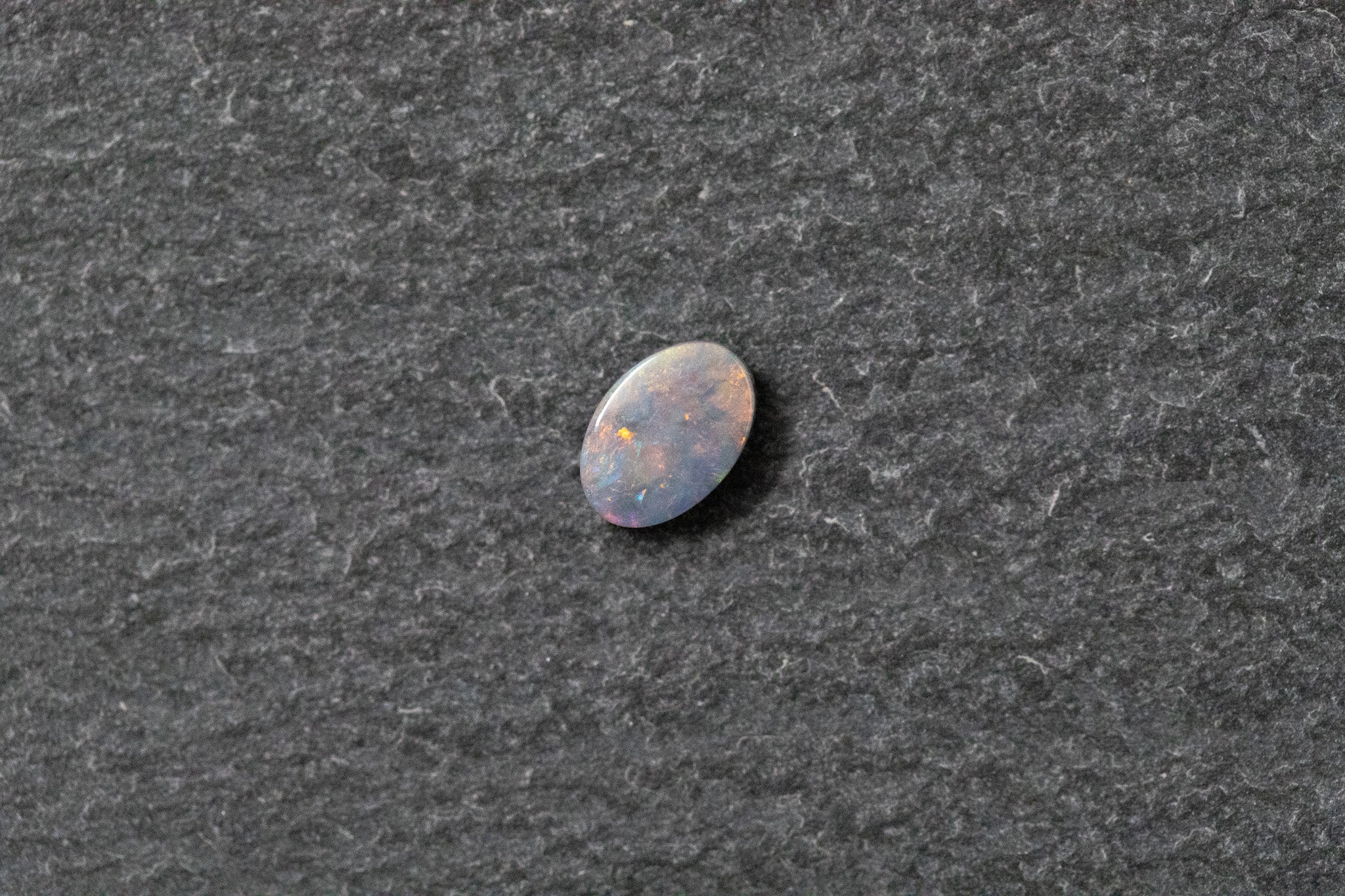 Opaldoublette, oval, blau, rot, grün