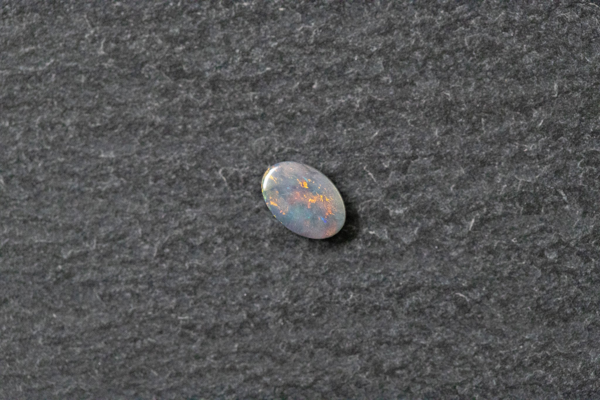 Opaldoublette, oval, blau, rot, grün