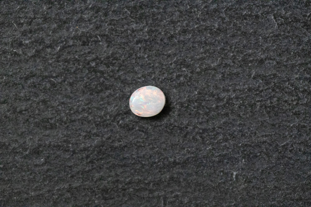 Weissopal, oval, rot, blau, grün