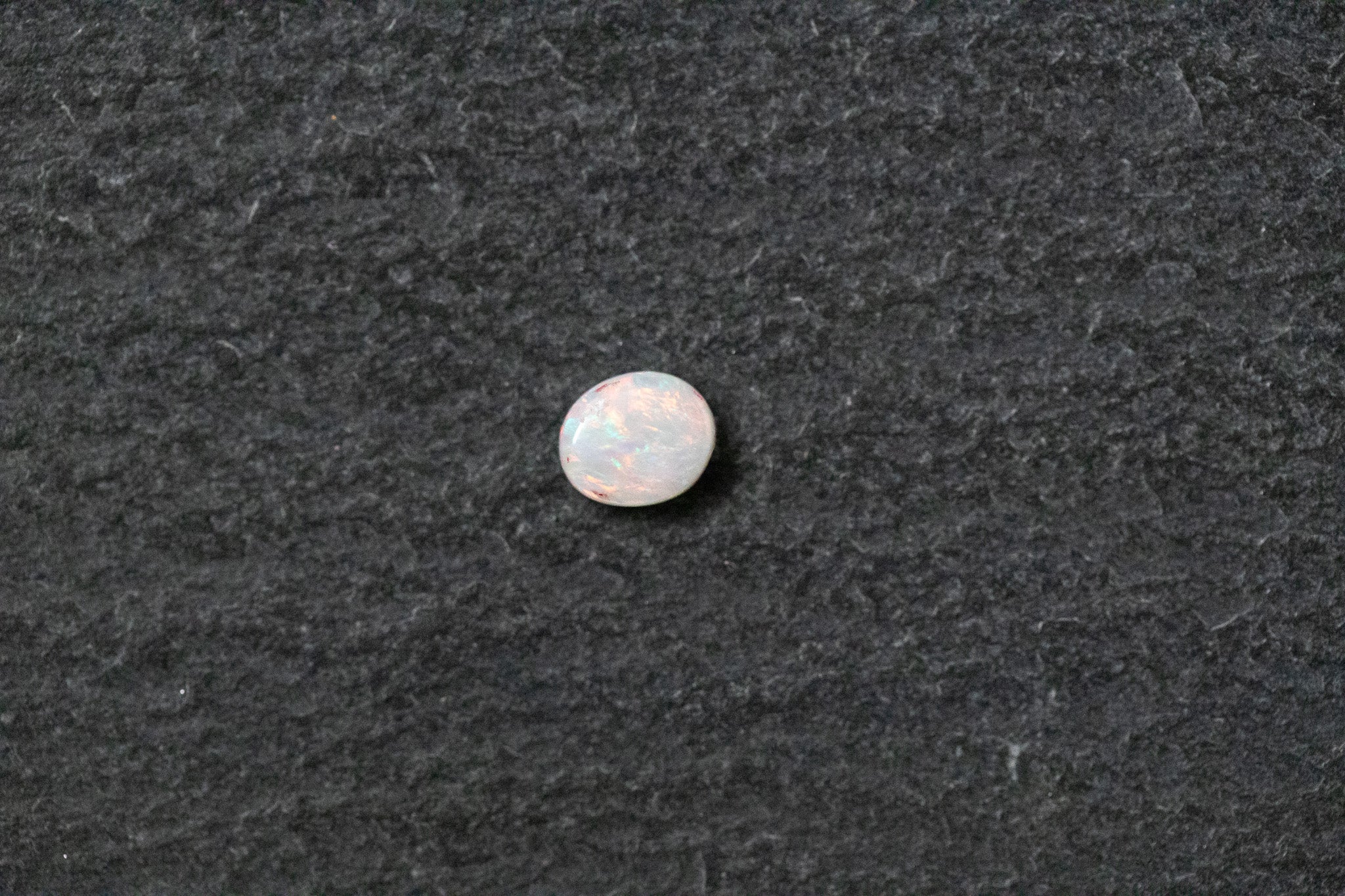 Weissopal, oval, rot, blau, grün