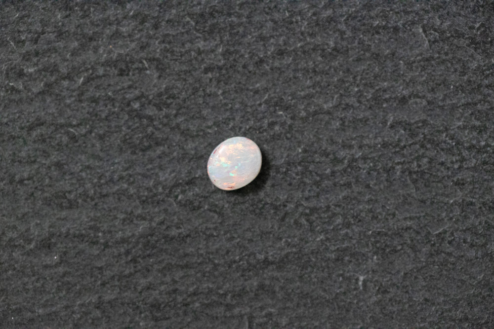 Weissopal, oval, rot, blau, grün