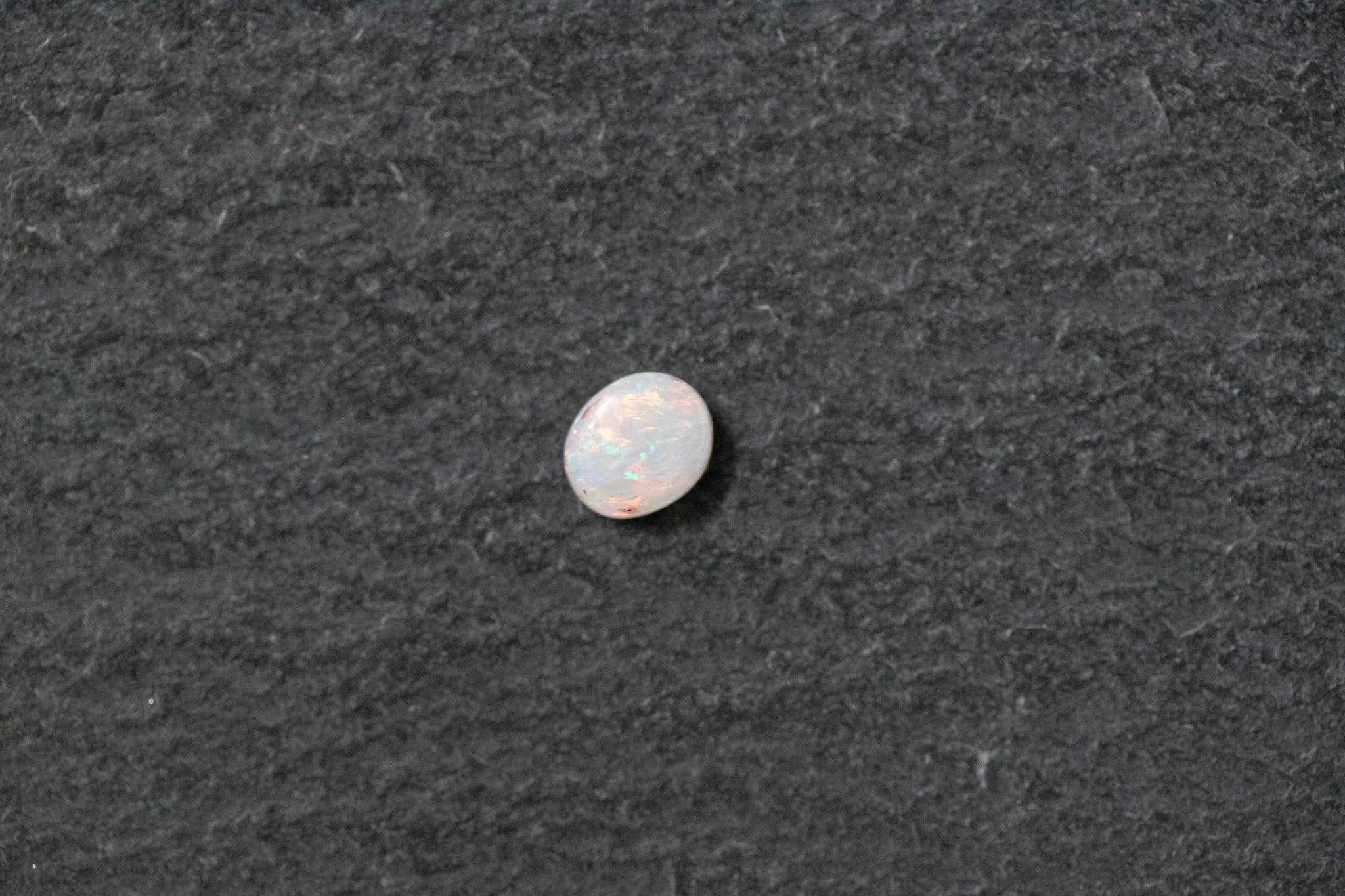 Weissopal, oval, rot, blau, grün