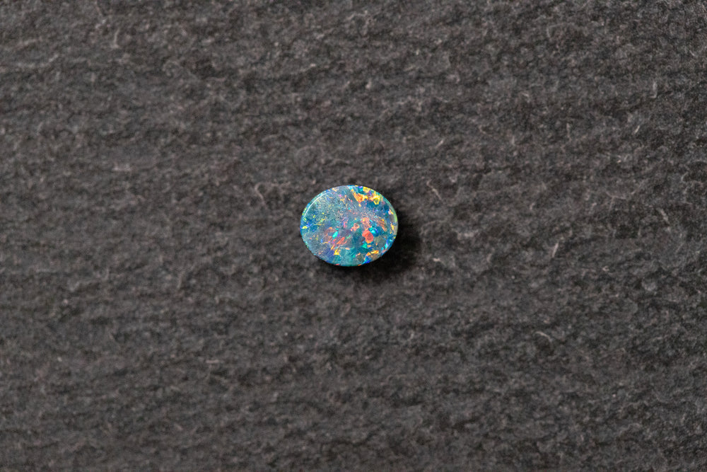 Opaldoublette, oval, blau, grün, rot