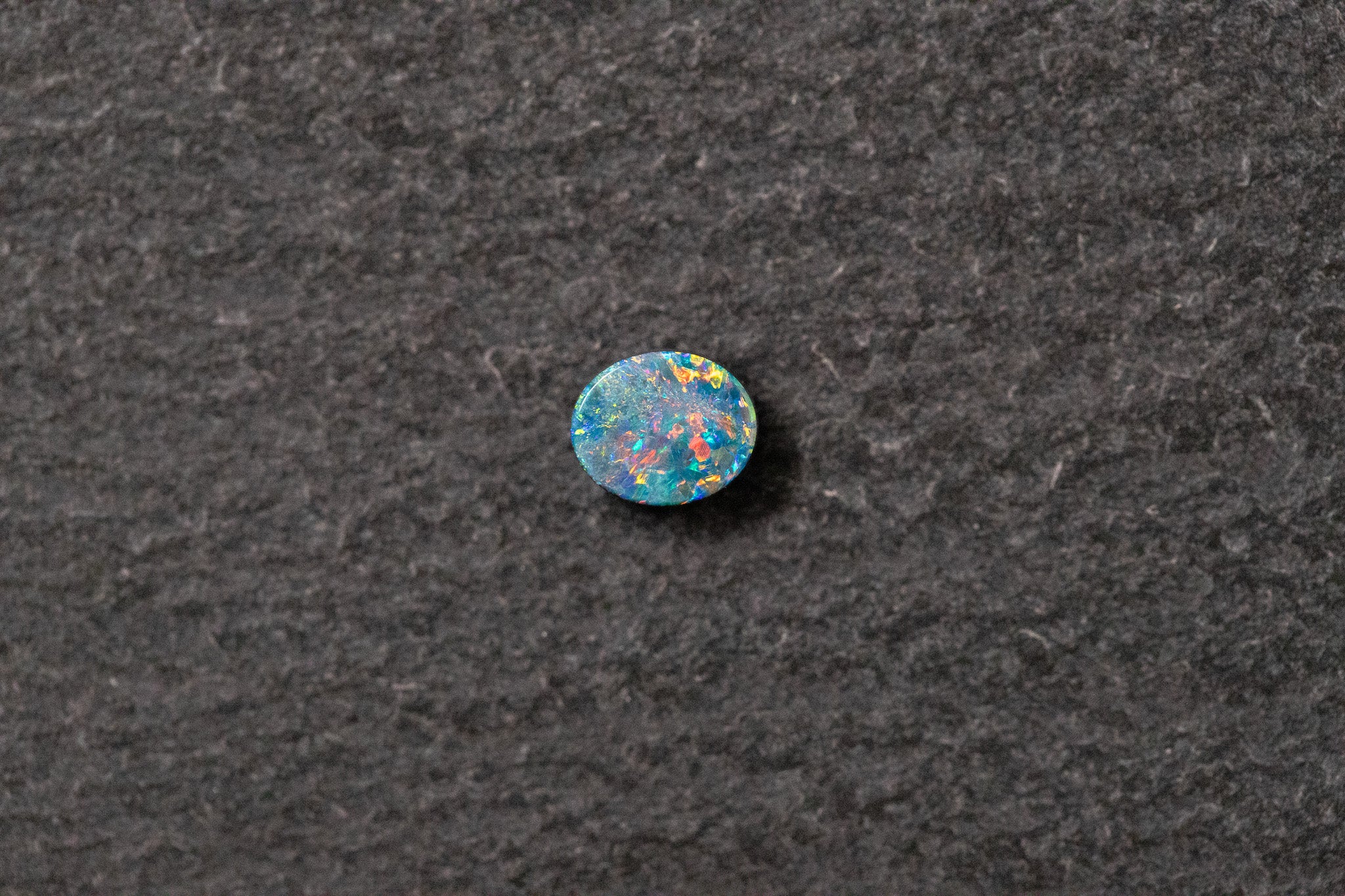 Opaldoublette, oval, blau, grün, rot