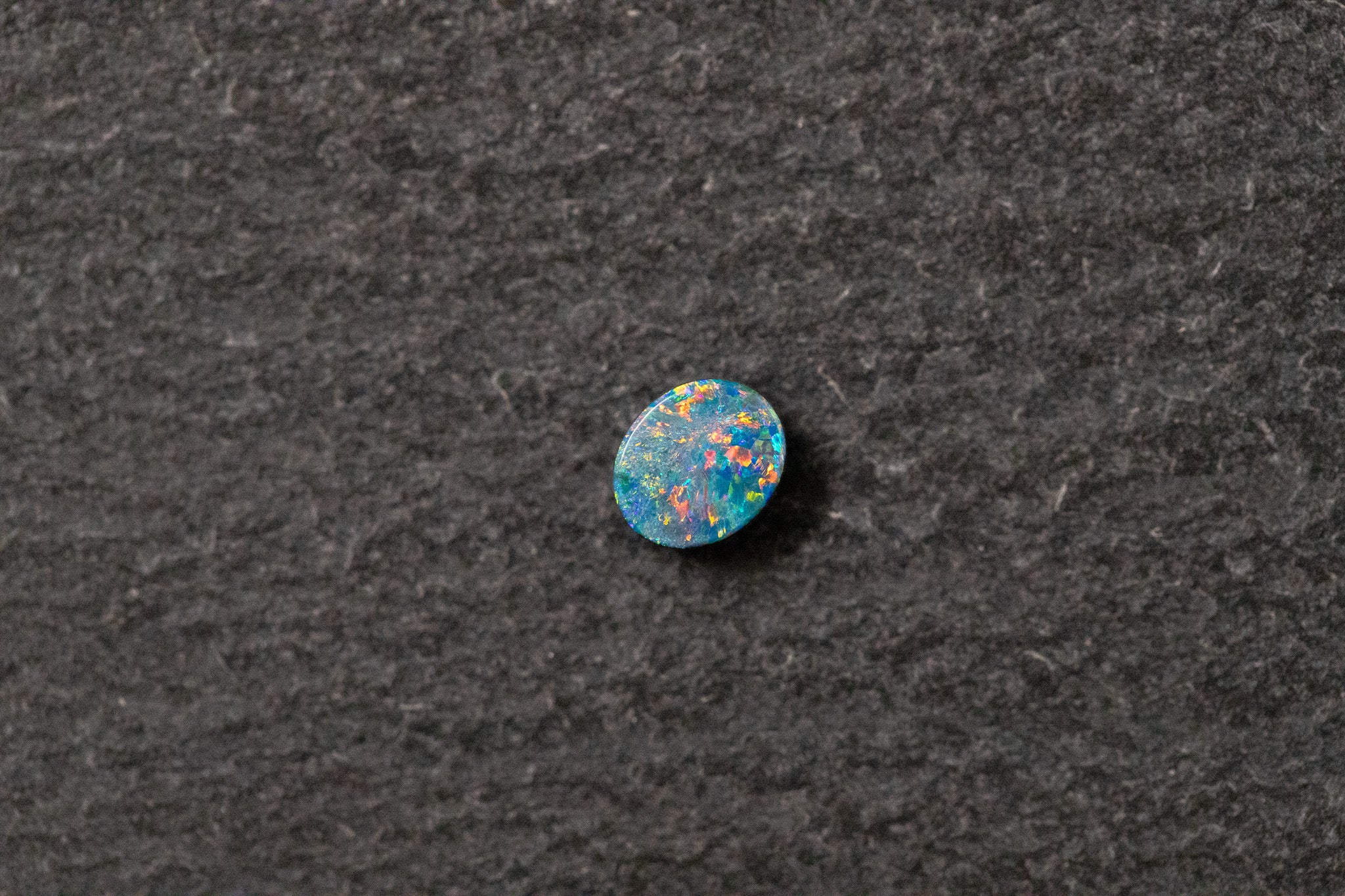 Opaldoublette, oval, blau, grün, rot