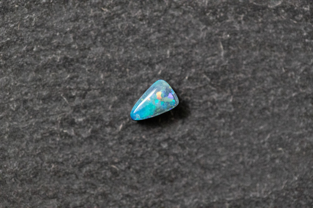 Opaldoublette, Fantasieform, grün, blau, rot