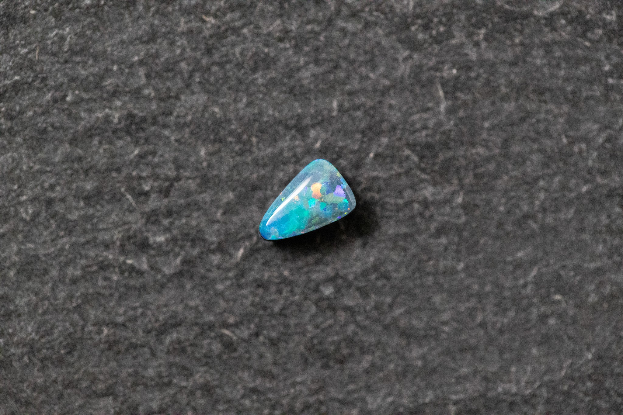 Opaldoublette, Fantasieform, grün, blau, rot