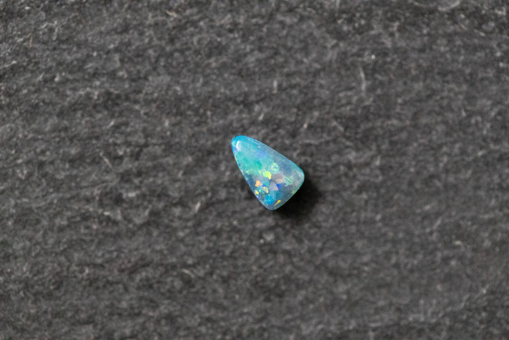 Opaldoublette, Fantasieform, grün, blau, rot