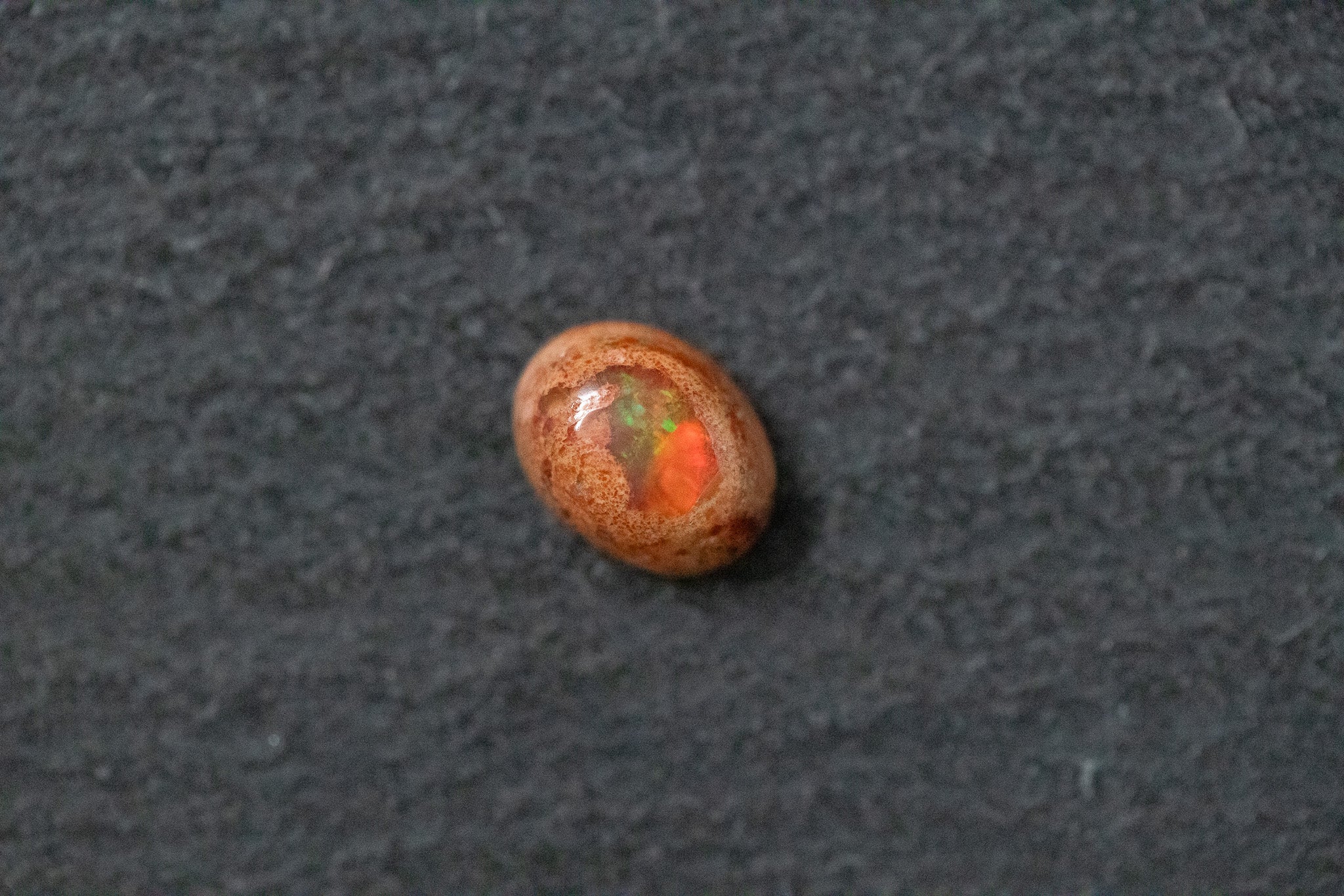 Feueropal, oval, rot, grün