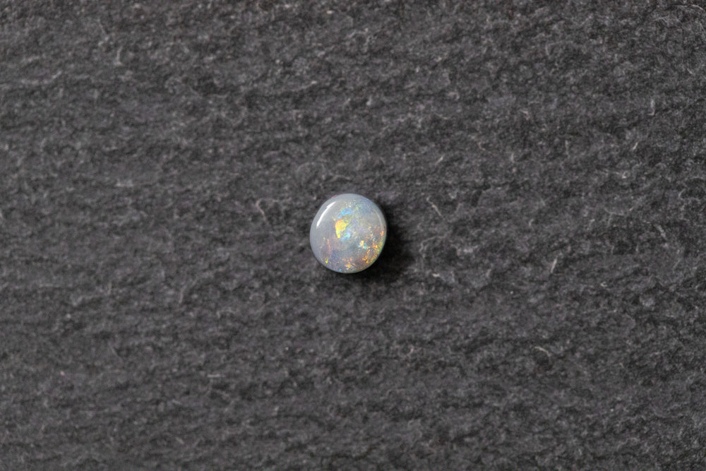 Opaldoublette, rund, grün, blau, rot