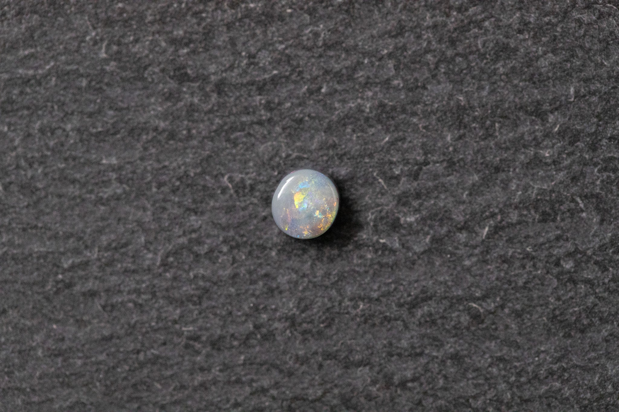 Opaldoublette, rund, grün, blau, rot