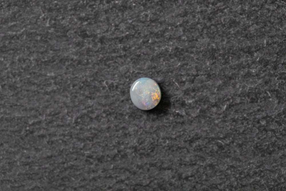 Opaldoublette, rund, grün, blau, rot