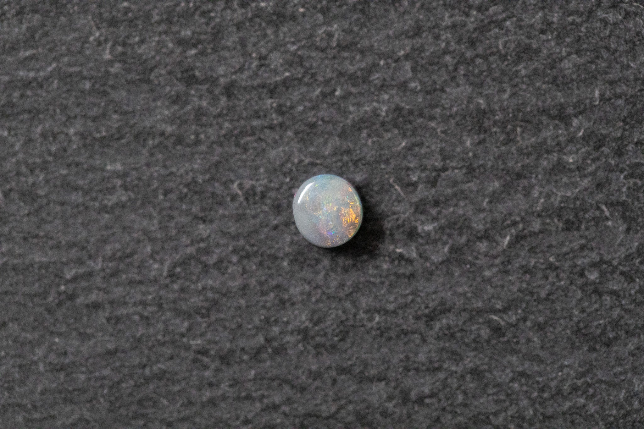 Opaldoublette, rund, grün, blau, rot