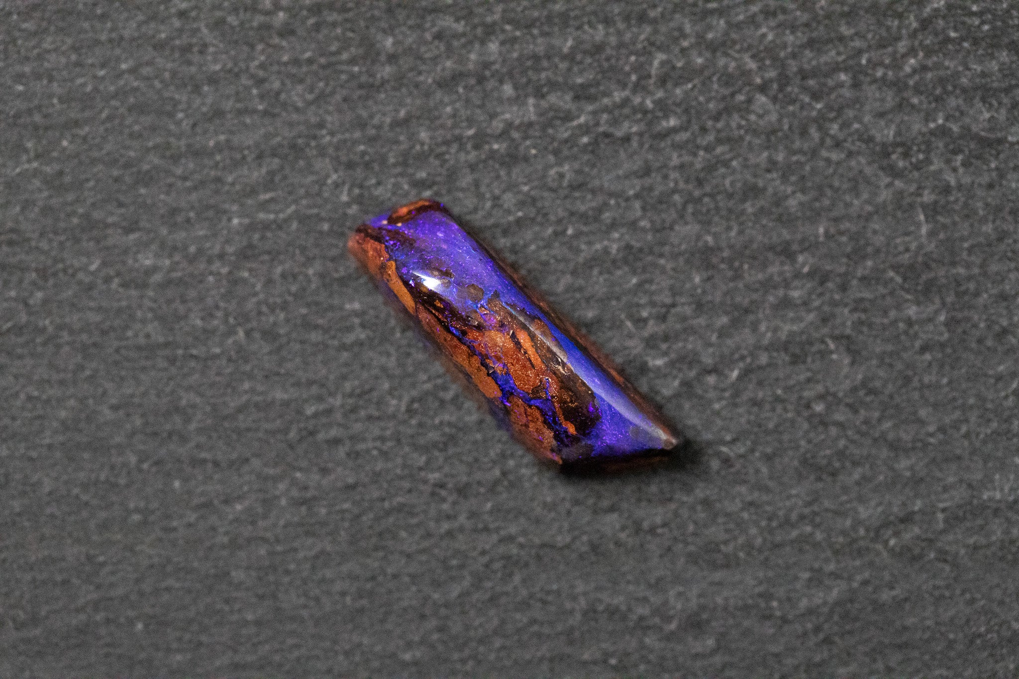 Holzopal, Fantasieform, violette, blau