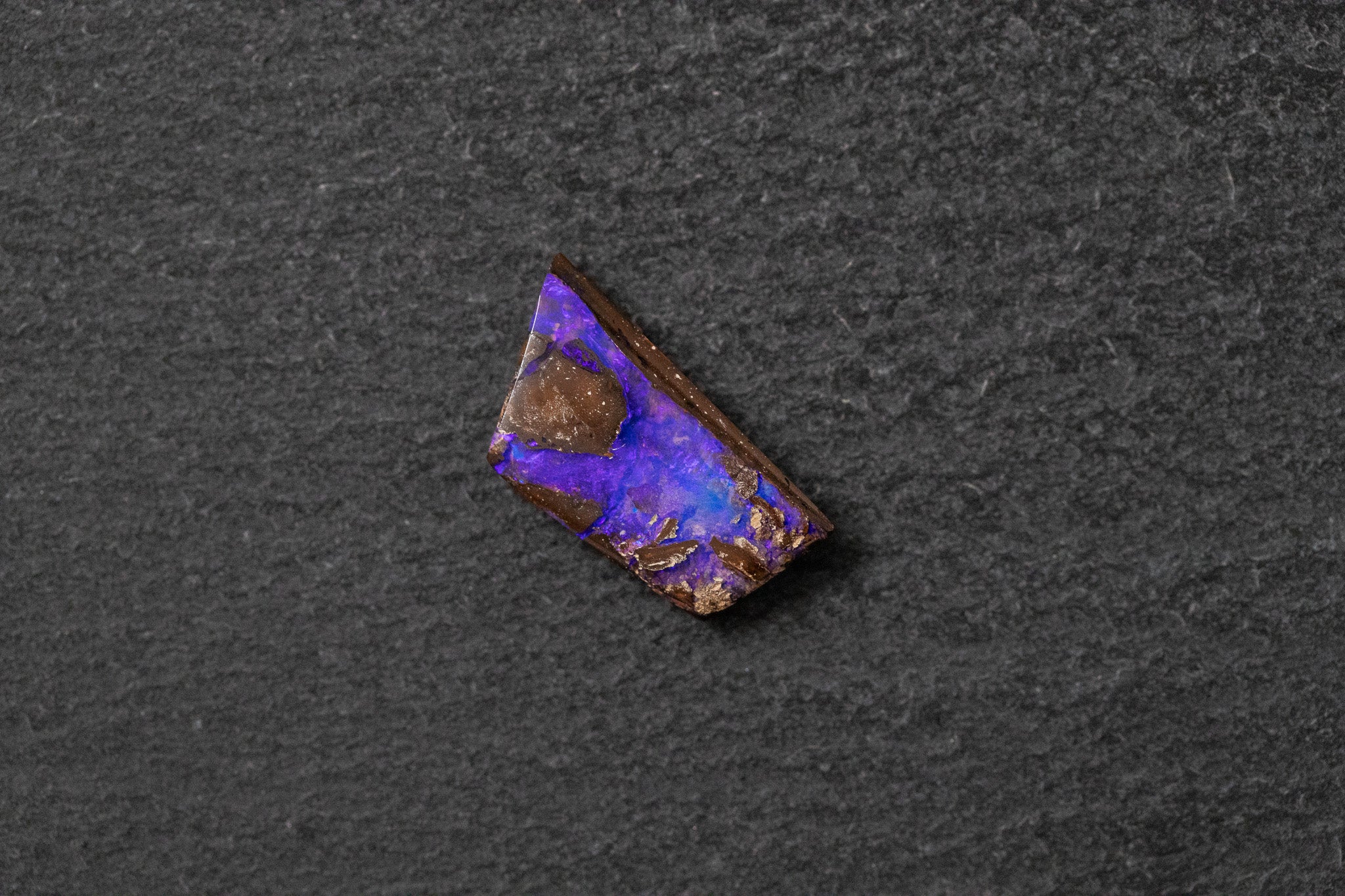 Boulderopal, fantasieform, violette