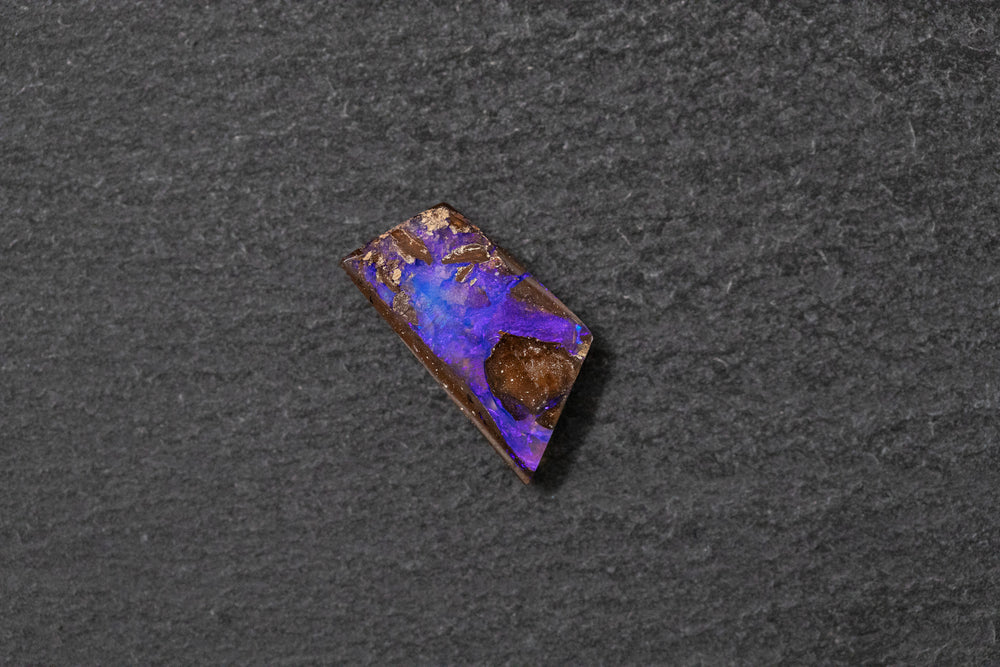 Boulderopal, fantasieform, violette