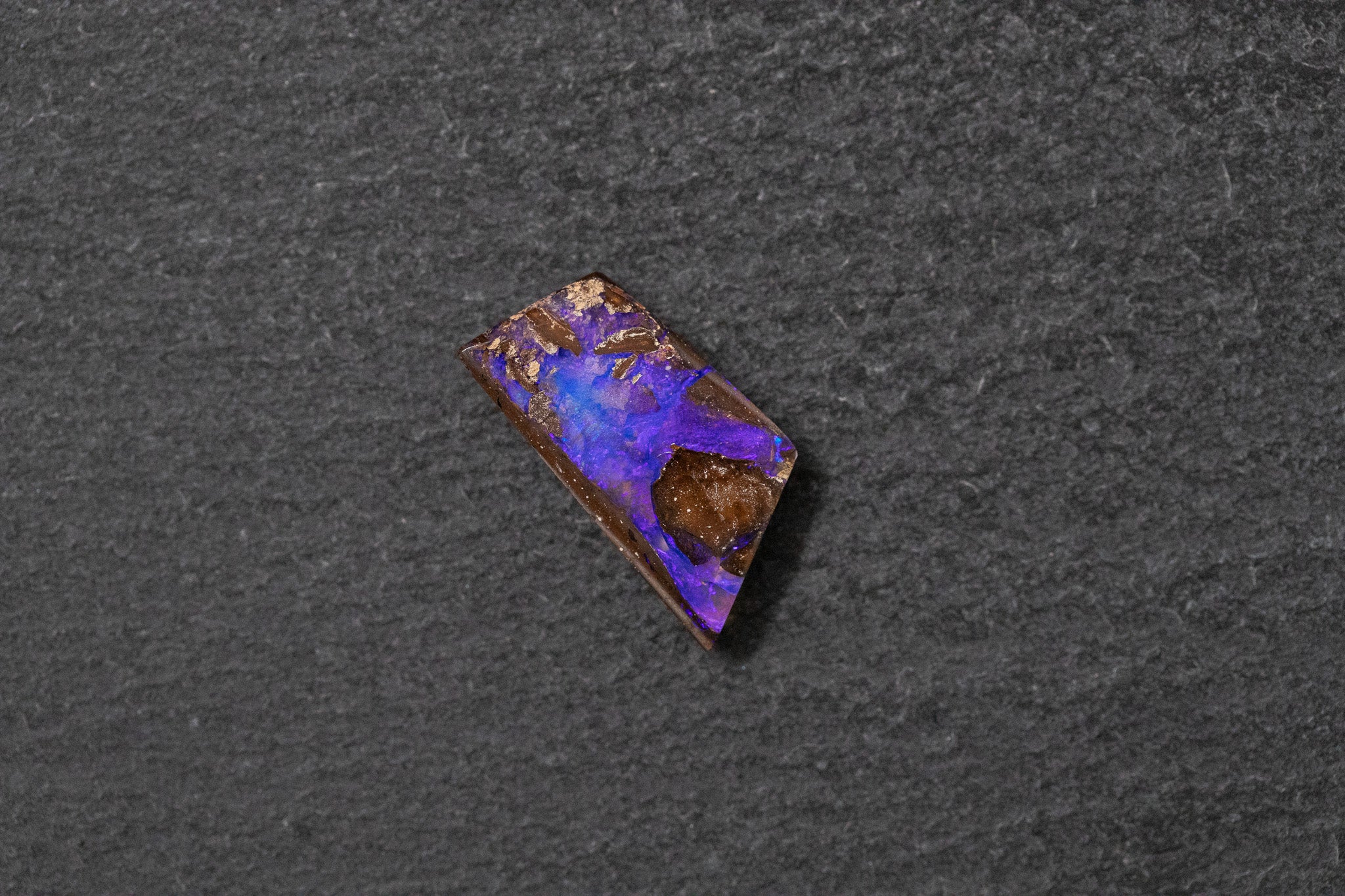 Boulderopal, fantasieform, violette
