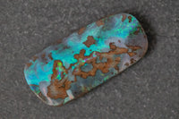 Boulderopal in Fantasieform mit blau und grüntönen 