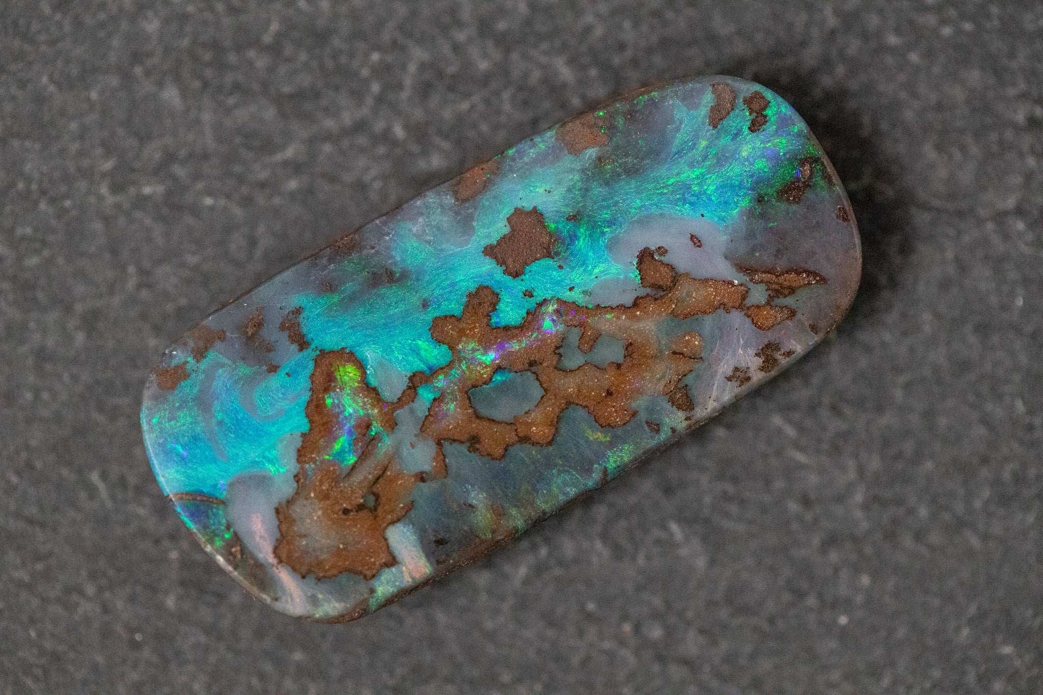 Boulderopal in Fantasieform mit blau und grüntönen 