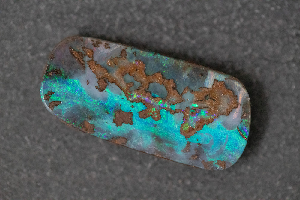 Boulderopal in Fantasieform mit blau und grüntönen