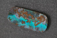 Boulderopal in Fantasieform mit blau und grüntönen