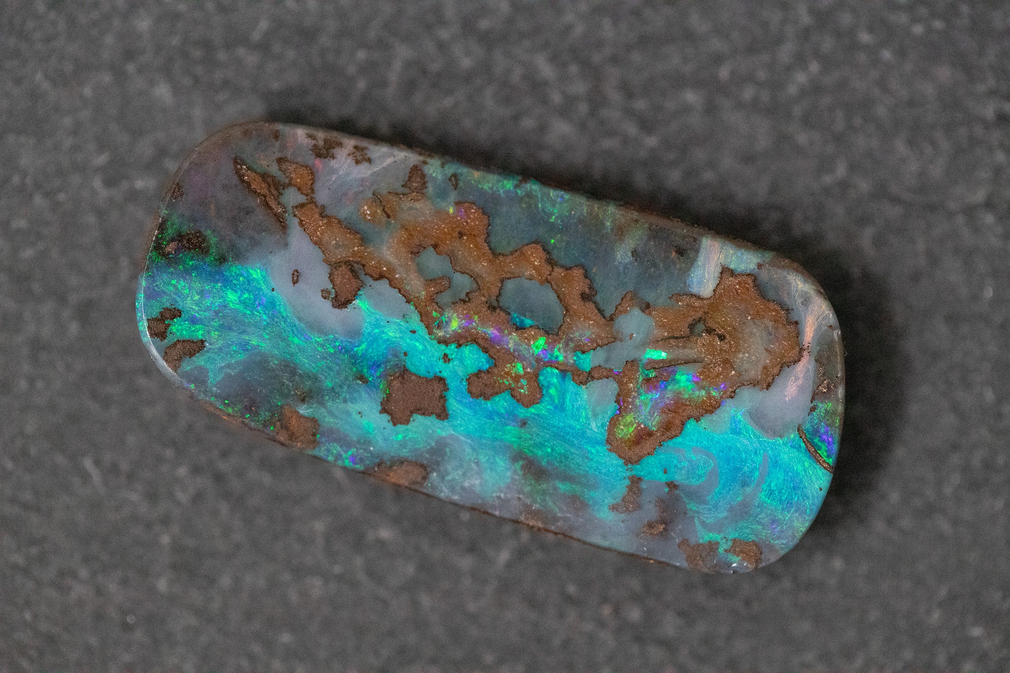Boulderopal in Fantasieform mit blau und grüntönen