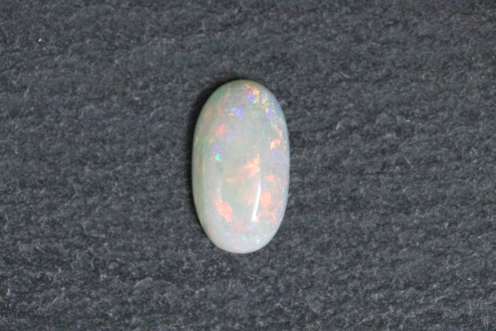 Weissopal, oval, cabochon, rot, blau, grün