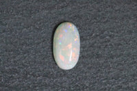 Weissopal, oval, cabochon, rot, blau, grün