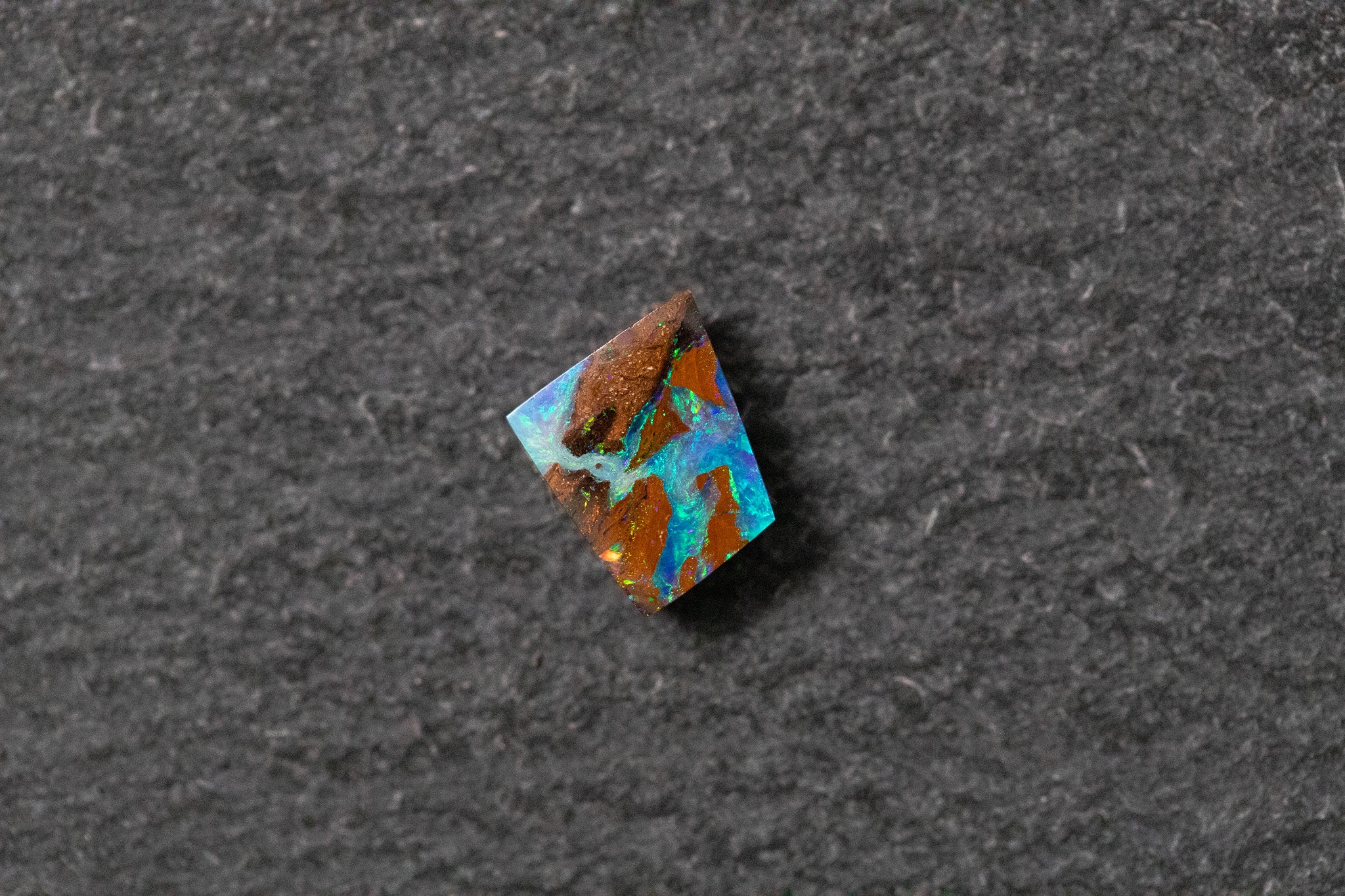 Holzopal, blau, grün, violett