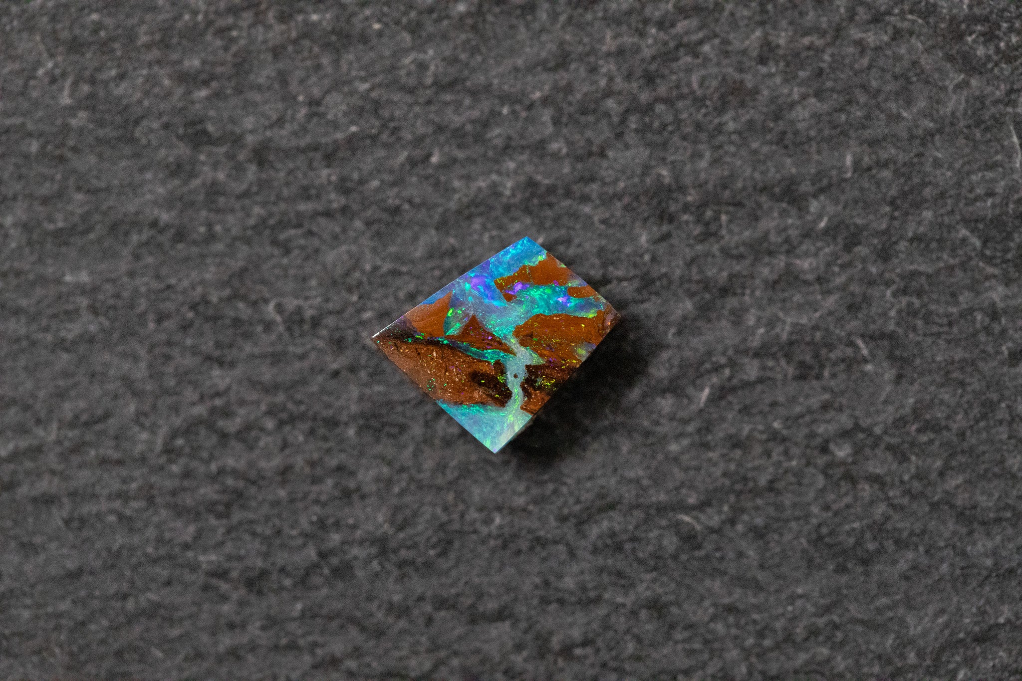 Holzopal, blau, grün, violett