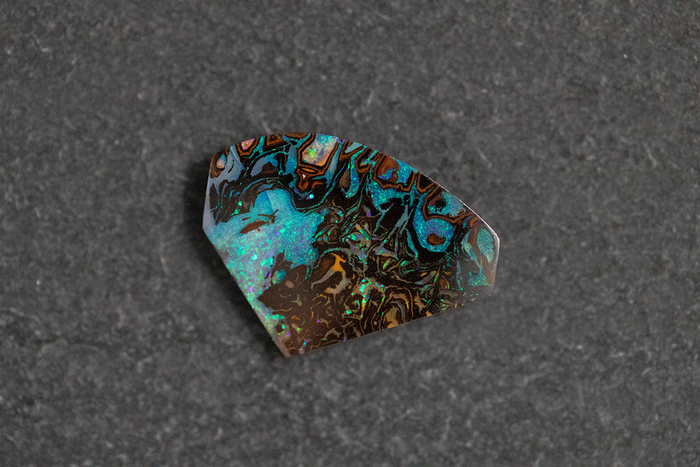 Boulderopal in Fantasieform mit Türkis und Grüntönen