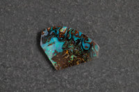 Boulderopal in Fantasieform mit Türkis und Grüntönen