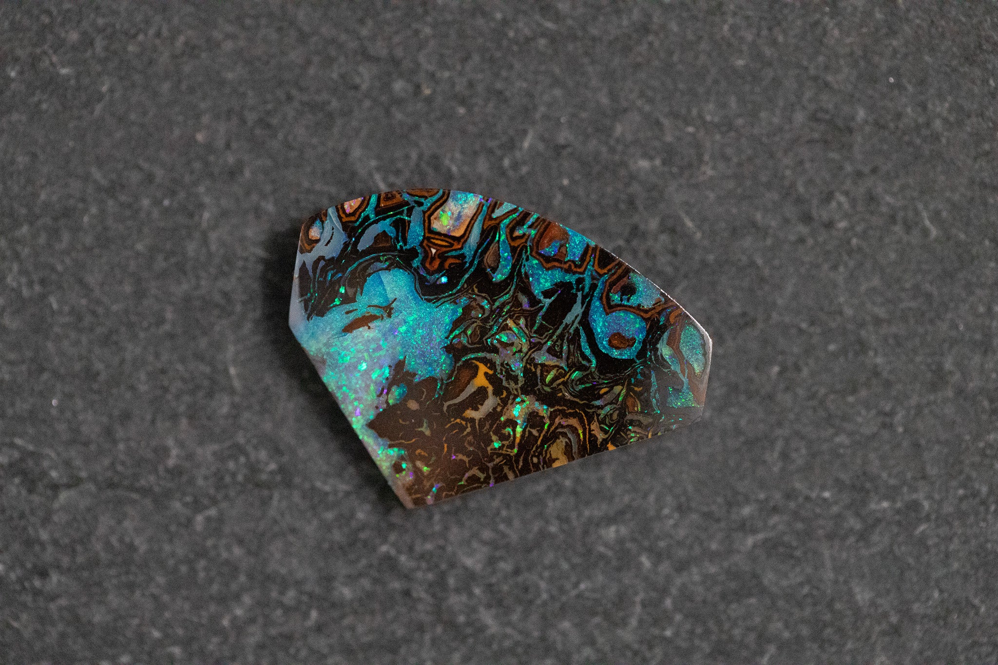 Boulderopal in Fantasieform mit Türkis und Grüntönen