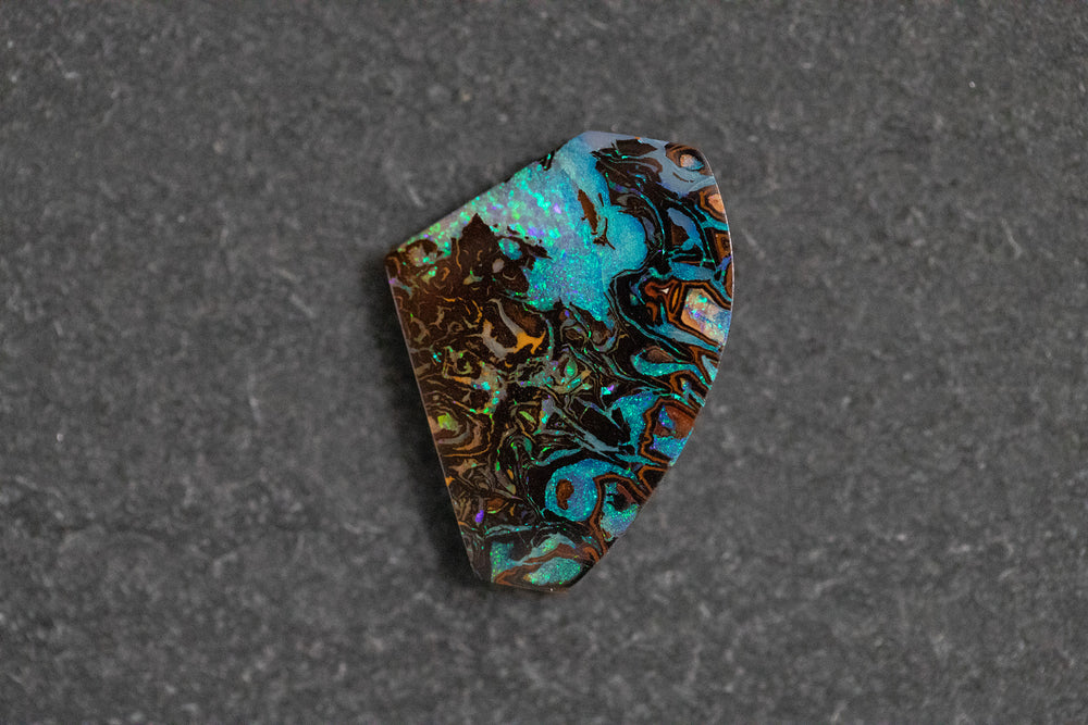 Boulderopal in Fantasieform mit Türkis und Grüntönen