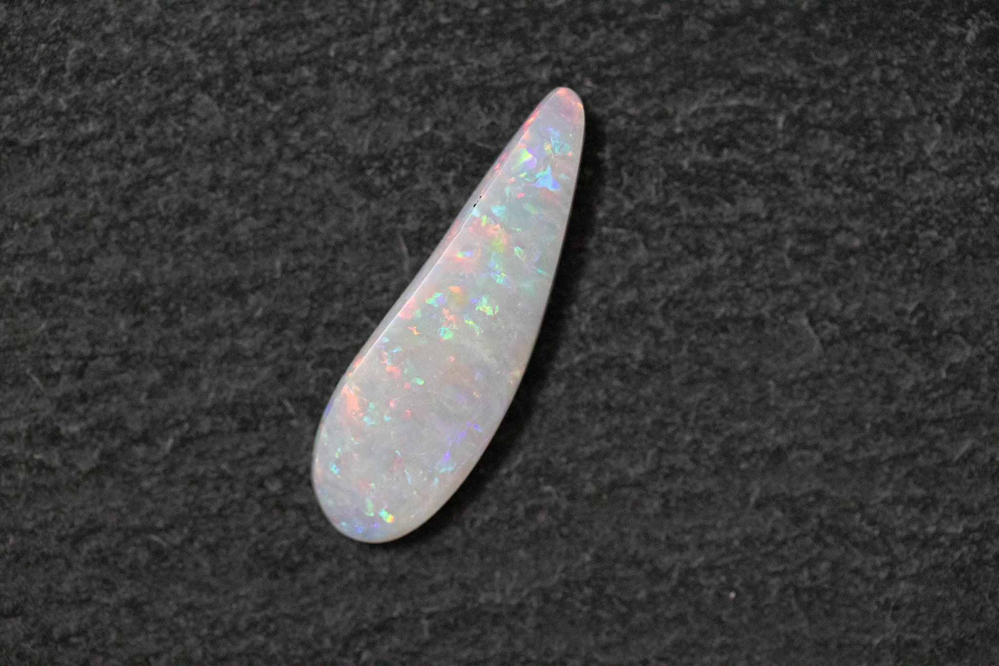 Weissopal,Fantasieform, blau, grün, rot