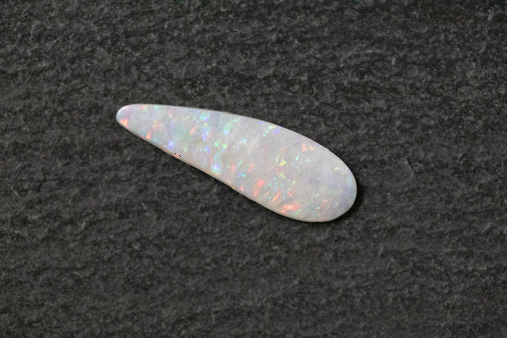 Weissopal,Fantasieform, blau, grün, rot