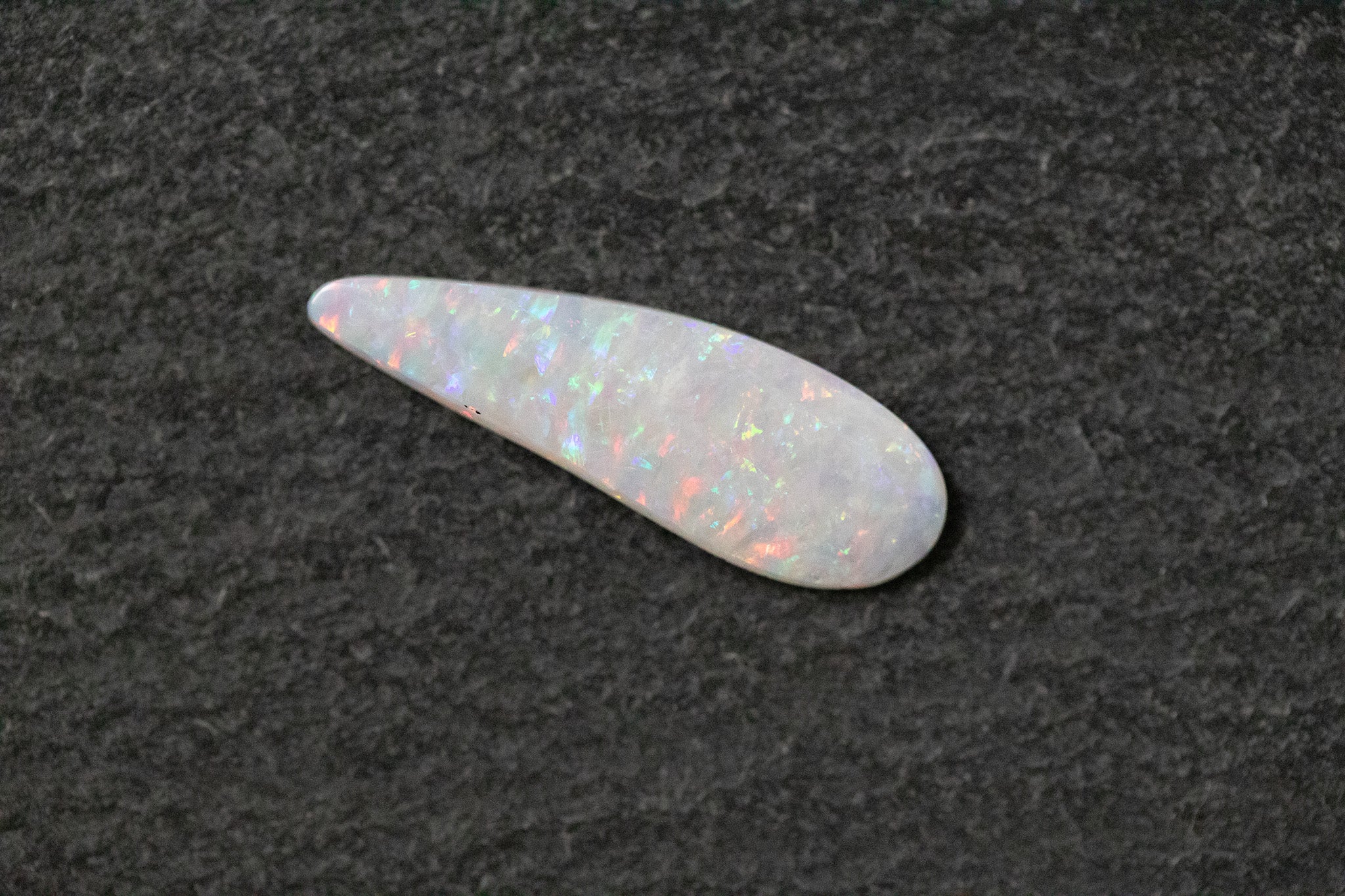 Weissopal,Fantasieform, blau, grün, rot