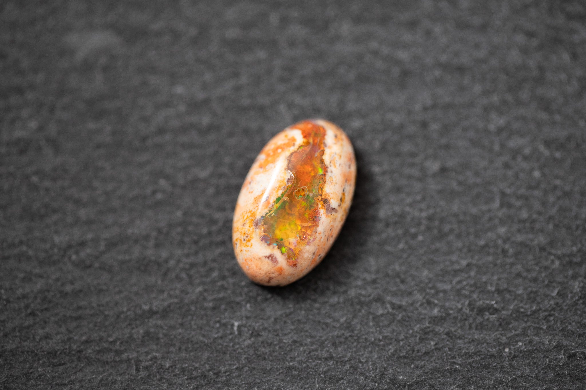 Ovaler Feueropal Cabochon – glatter Edelstein mit feurigem Orange und sanfter, polierter Oberfläche