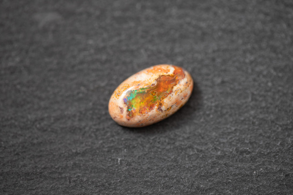 Ovaler Feueropal Cabochon – glatter Edelstein mit feurigem Orange und sanfter, polierter Oberfläche