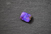 Boulderopal in Fantasieform mit intensivem Farbspiel in Violett und Blau – natürlicher Edelstein mit einzigartiger Struktur