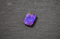 Boulderopal in Fantasieform mit intensivem Farbspiel in Violett und Blau – natürlicher Edelstein mit einzigartiger Struktur
